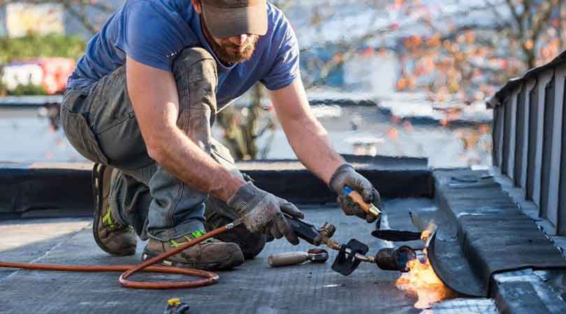 Toiture-terrasse rénovée en étanchéité bitumineuse en Corse